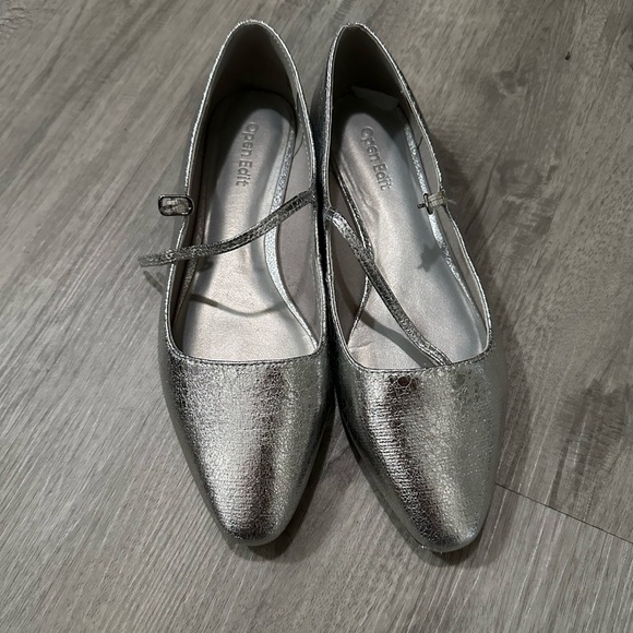 Open Edit  Silver Flats with Strap Sz 6.5 - Picture 1 of 3